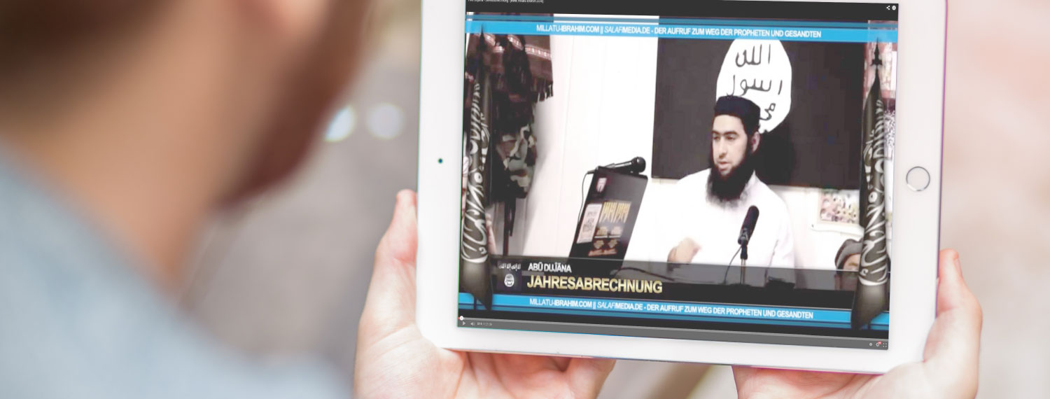 Nahaufnahme: Tabletdisplay zeigt einen salafistsichen Prediger.