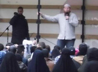 Salafistischer Prediger hält einen Vortrag.