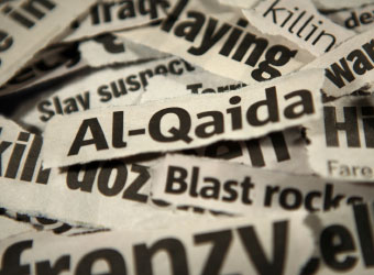 Verschiedene Schriftzüge. In der Mitte das Wort „Al-Qaida“.