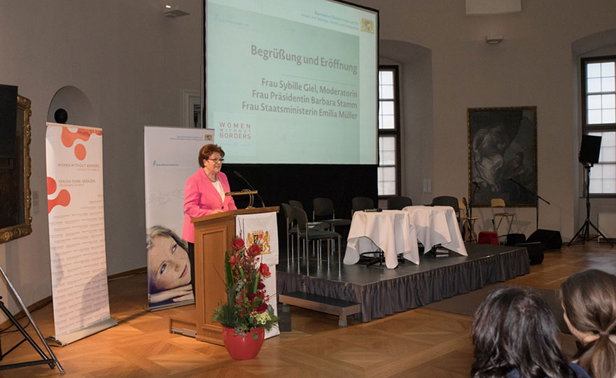 Foto: Landtagspräsidentin Barbara Stamm am Rednerpult.