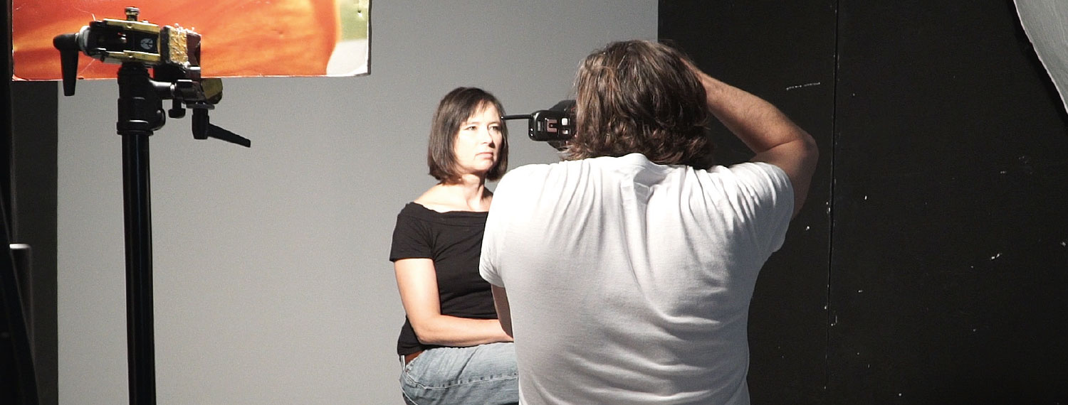Fotograf und Model bei Aufnahmen im Studio.