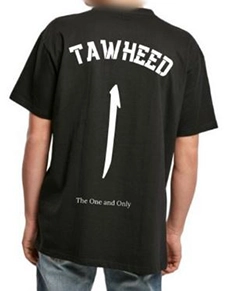 Eine Person von hinten mit einem Tawheed Shirt.